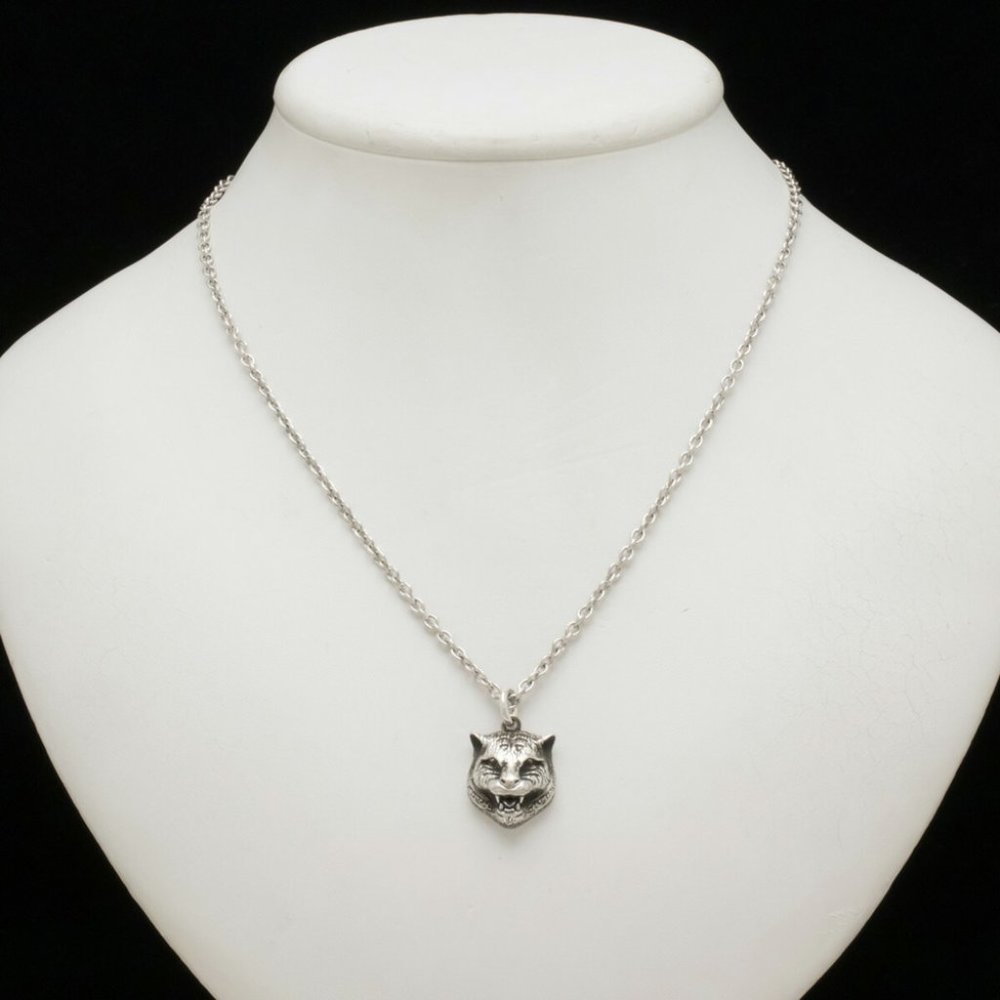 Gucci cat head necklace